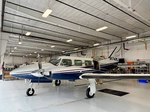 Avioneta dentro de hangar