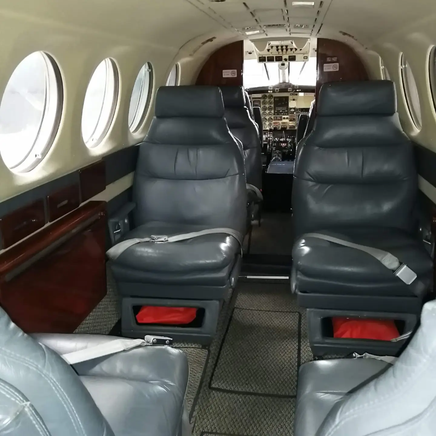 Cabina Beechcraft en tonos gris claro